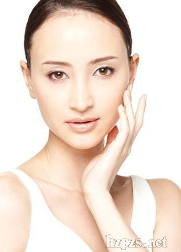 使用化妆品后脸部红肿 商家称她皮肤太特殊-